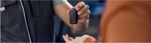 homem_entregando_chave